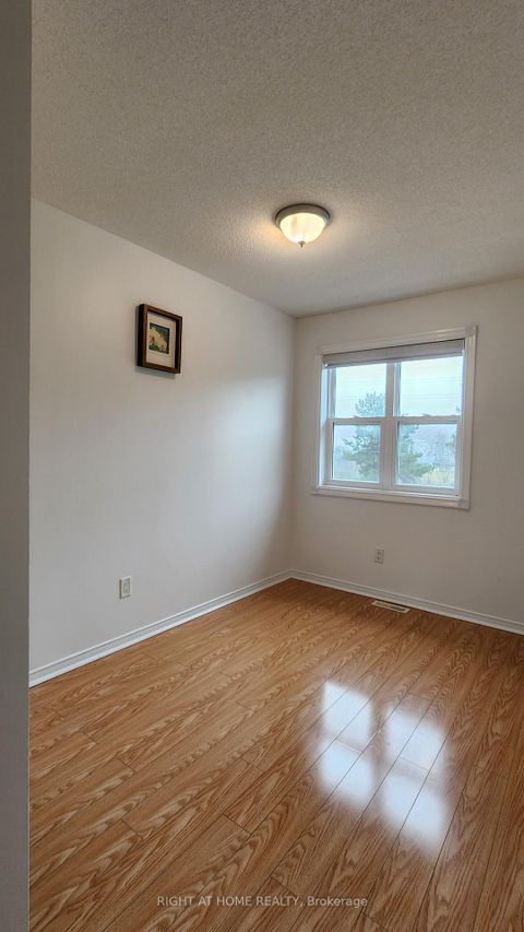 Photo 7 at 9 Maple Park Way, Milliken Mills West, Markham