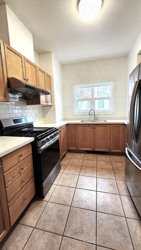 Photo 9 at 9 Maple Park Way, Milliken Mills West, Markham