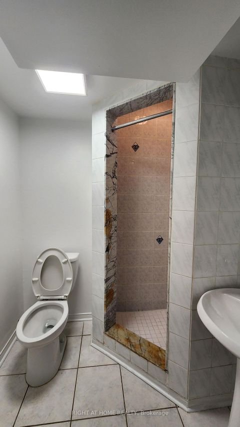 Photo 12 at 9 Maple Park Way, Milliken Mills West, Markham