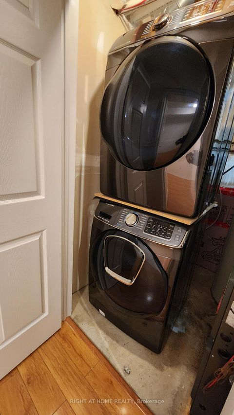 Photo 13 at 9 Maple Park Way, Milliken Mills West, Markham