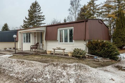 Photo 1 at 60 Linden Lane, Rural Innisfil, Innisfil