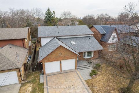 Photo 2 at 17 Lawnview Drive, Willowdale East, Toronto