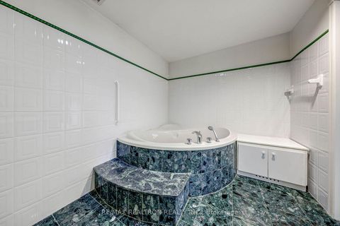 Photo 34 at 17 Lawnview Drive, Willowdale East, Toronto