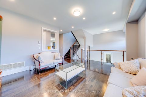 Photo 5 at 19 Helliwell Crescent, Rural Richmond Hill, Richmond Hill