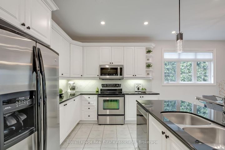 Photo 6 at 2263 Wuthering Heights Way, BC Bronte Creek, Oakville