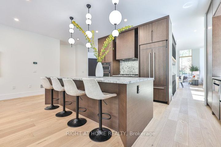 Photo 11 at 920 Calder Road, Clarkson, Mississauga