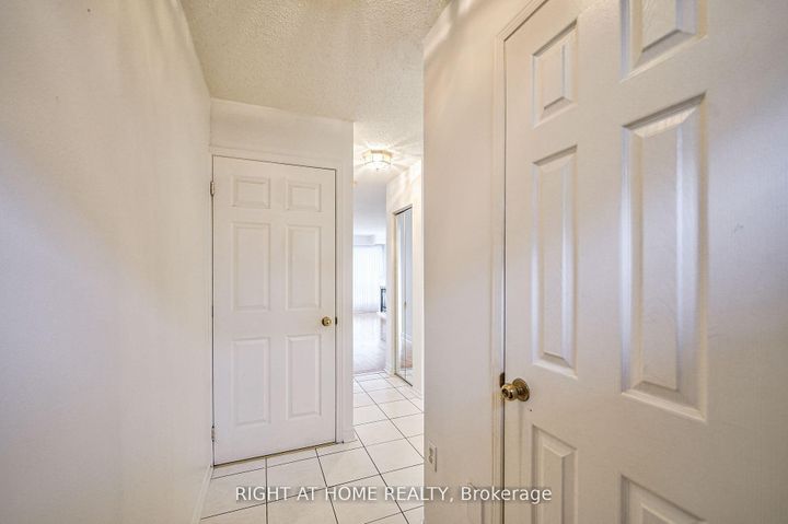 Photo 3 at 25 - 80 Strathaven Drive, Hurontario, Mississauga