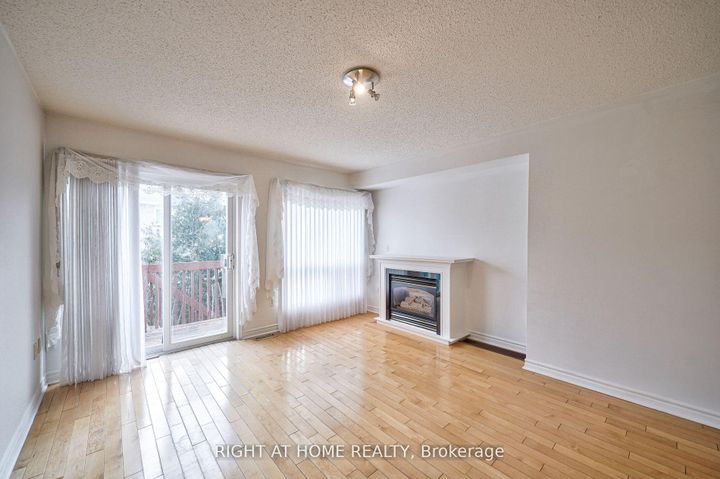 Photo 5 at 25 - 80 Strathaven Drive, Hurontario, Mississauga