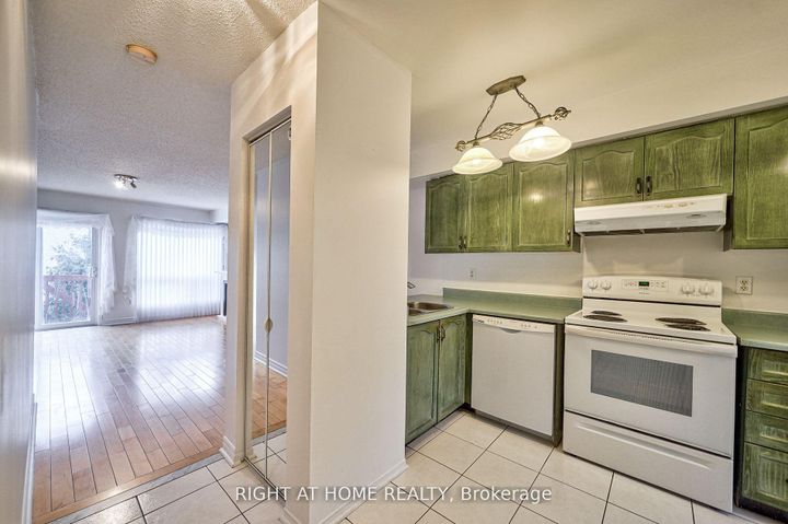 Photo 10 at 25 - 80 Strathaven Drive, Hurontario, Mississauga