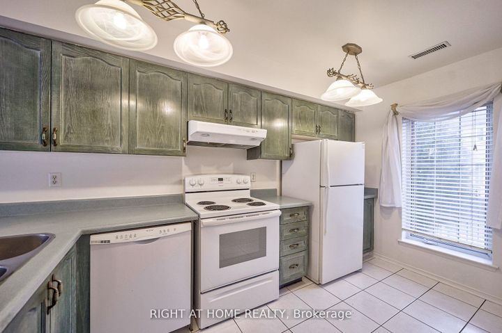 Photo 11 at 25 - 80 Strathaven Drive, Hurontario, Mississauga