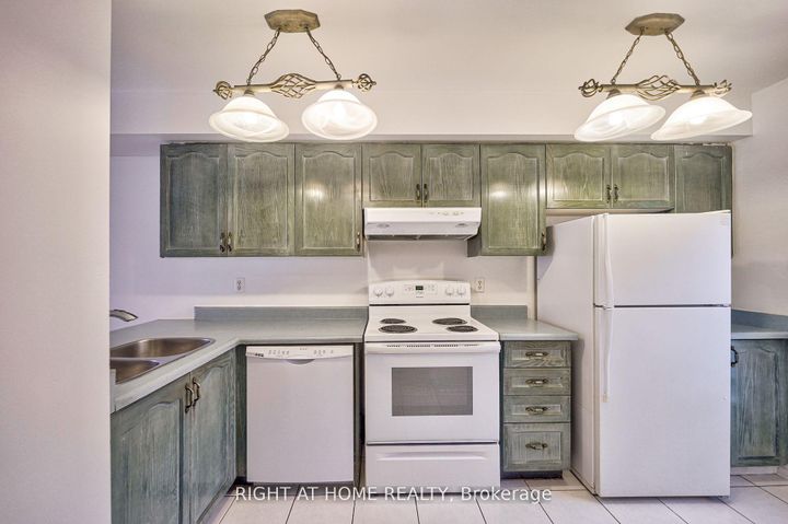 Photo 12 at 25 - 80 Strathaven Drive, Hurontario, Mississauga