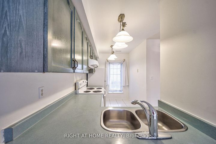 Photo 13 at 25 - 80 Strathaven Drive, Hurontario, Mississauga