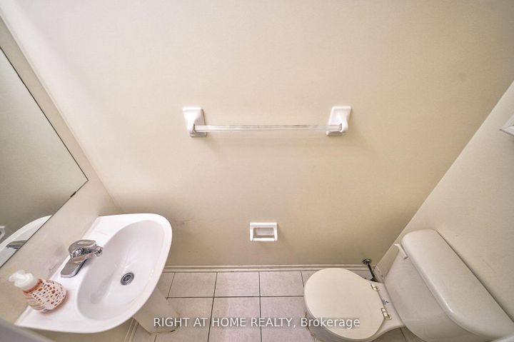 Photo 14 at 25 - 80 Strathaven Drive, Hurontario, Mississauga