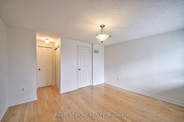Photo 23 at 25 - 80 Strathaven Drive, Hurontario, Mississauga