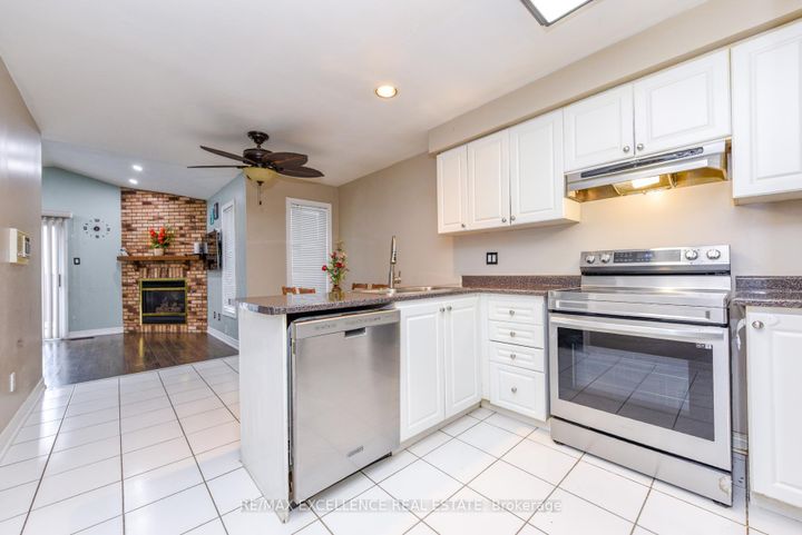 Photo 10 at 33 Wildberry Crescent, Wellington, Brampton