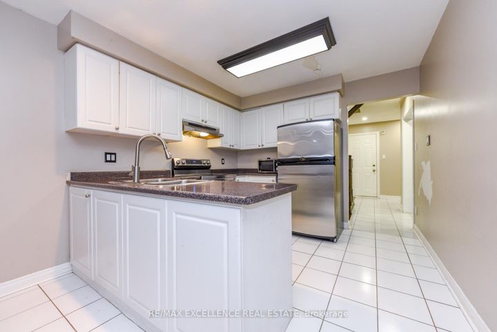 Photo 11 at 33 Wildberry Crescent, Wellington, Brampton