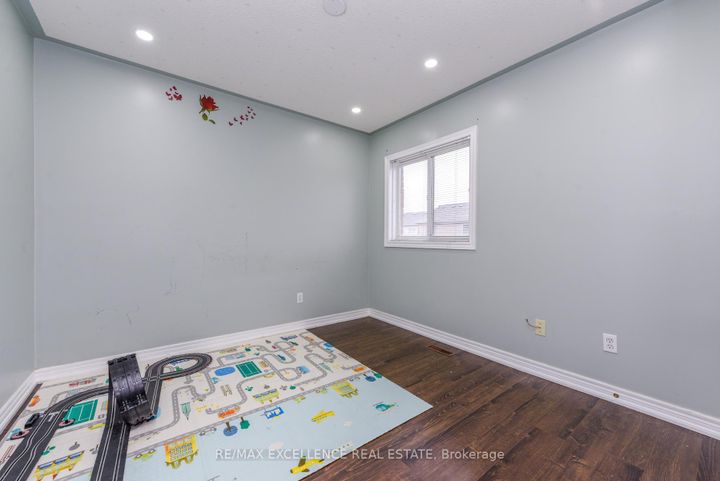 Photo 26 at 33 Wildberry Crescent, Wellington, Brampton