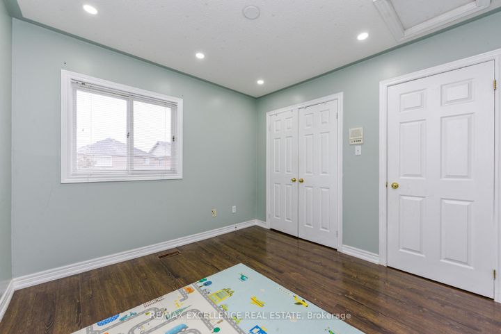 Photo 27 at 33 Wildberry Crescent, Wellington, Brampton