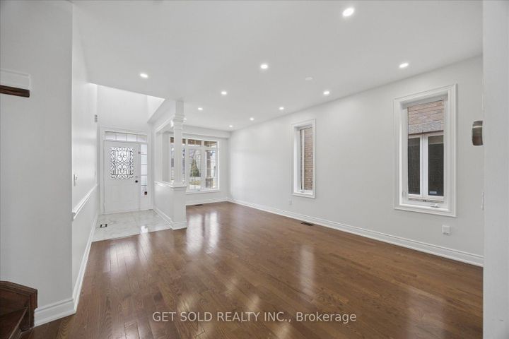 Photo 2 at 11 Maybeck Drive, Credit Valley, Brampton