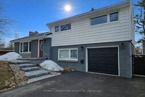 Photo 1 at 11 Castle Drive, Sunnidale, Barrie