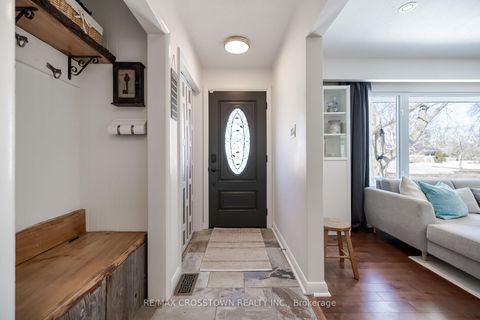 Photo 2 at 11 Castle Drive, Sunnidale, Barrie