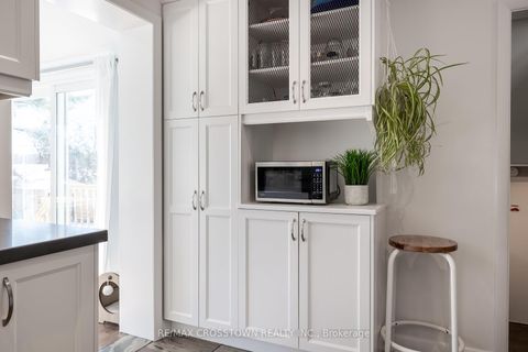 Photo 9 at 11 Castle Drive, Sunnidale, Barrie