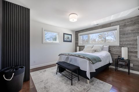 Photo 13 at 11 Castle Drive, Sunnidale, Barrie