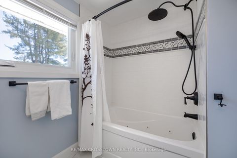 Photo 18 at 11 Castle Drive, Sunnidale, Barrie