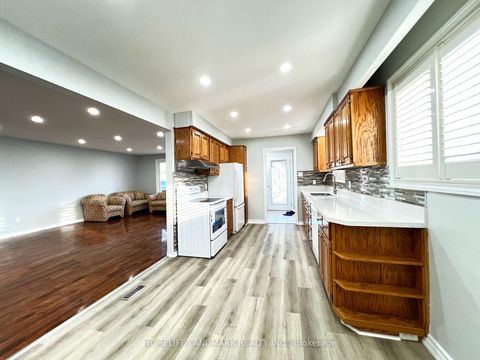 Photo 6 at 4 Ferncrest Gate, L'Amoreaux, Toronto