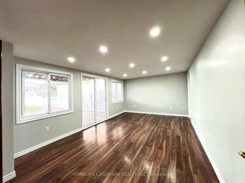 Photo 10 at 4 Ferncrest Gate, L'Amoreaux, Toronto