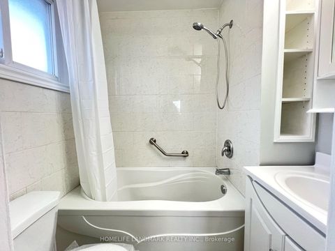 Photo 17 at 4 Ferncrest Gate, L'Amoreaux, Toronto