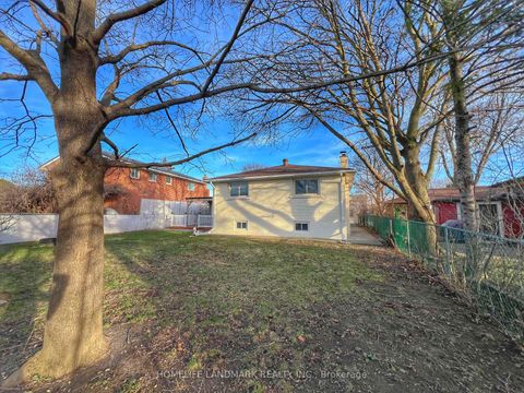 Photo 33 at 4 Ferncrest Gate, L'Amoreaux, Toronto
