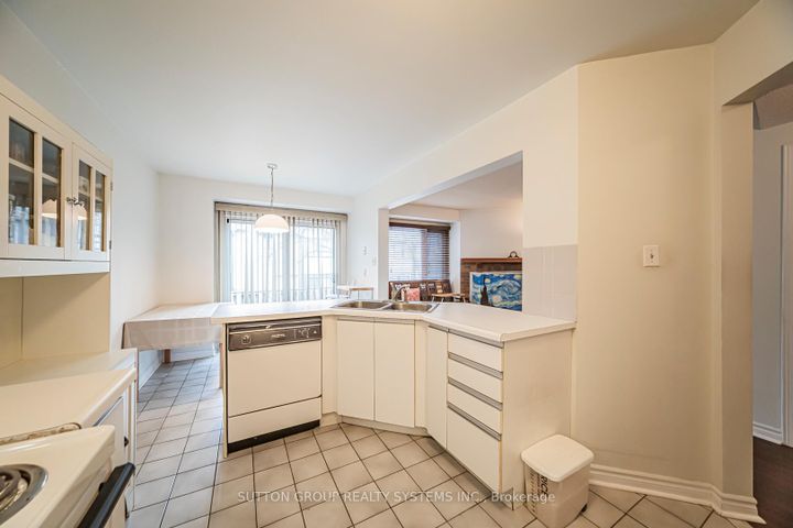 Photo 14 at 48 - 2275 Credit Valley Road, Central Erin Mills, Mississauga