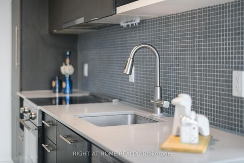 Photo 3 at 711 - 435 Richmond Street W, Waterfront Communities C1, Toronto