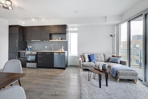 Photo 4 at 711 - 435 Richmond Street W, Waterfront Communities C1, Toronto