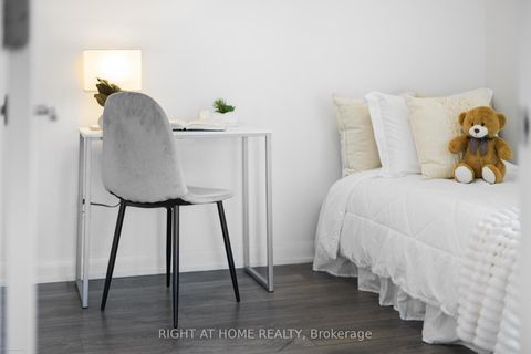 Photo 9 at 711 - 435 Richmond Street W, Waterfront Communities C1, Toronto