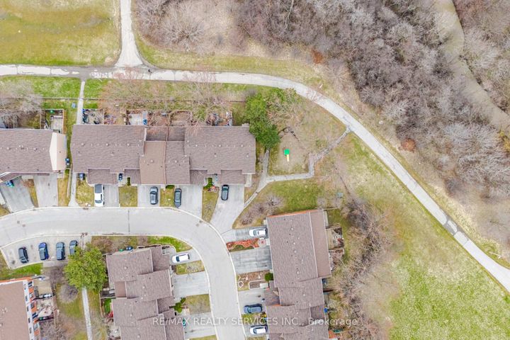 Photo 4 at 27 - 27 Dawson Crescent, Brampton North, Brampton