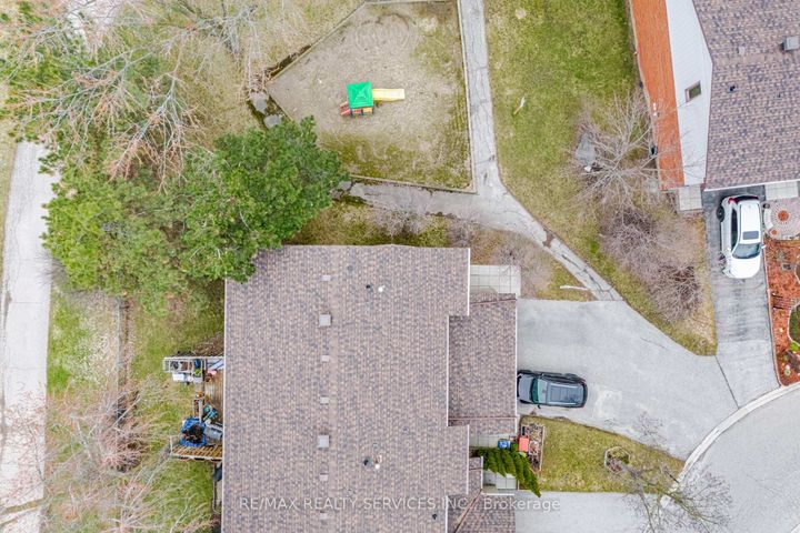 Photo 5 at 27 - 27 Dawson Crescent, Brampton North, Brampton