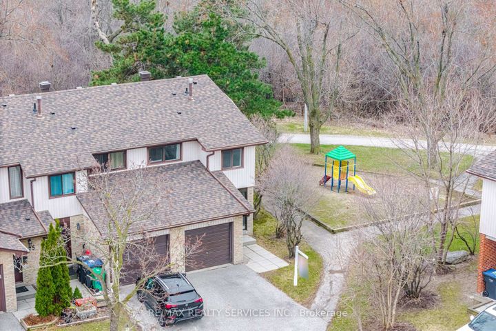 Photo 6 at 27 - 27 Dawson Crescent, Brampton North, Brampton