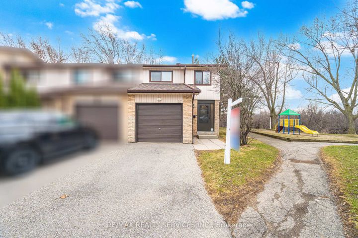 Photo 7 at 27 - 27 Dawson Crescent, Brampton North, Brampton