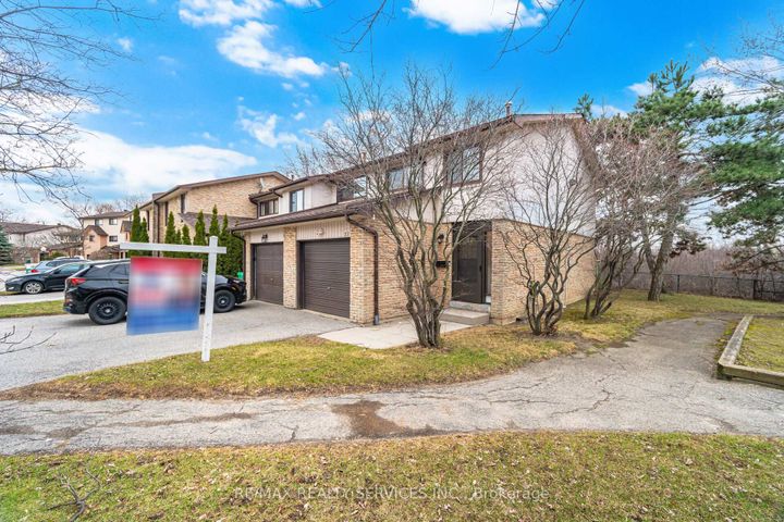 Photo 8 at 27 - 27 Dawson Crescent, Brampton North, Brampton