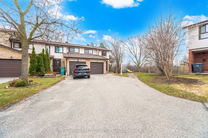 Photo 9 at 27 - 27 Dawson Crescent, Brampton North, Brampton