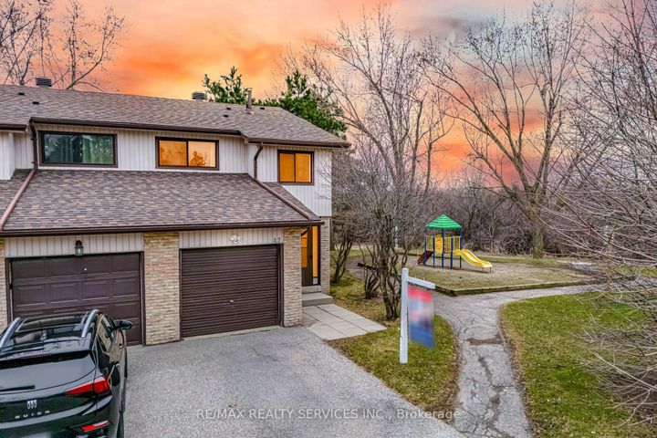 Photo 10 at 27 - 27 Dawson Crescent, Brampton North, Brampton