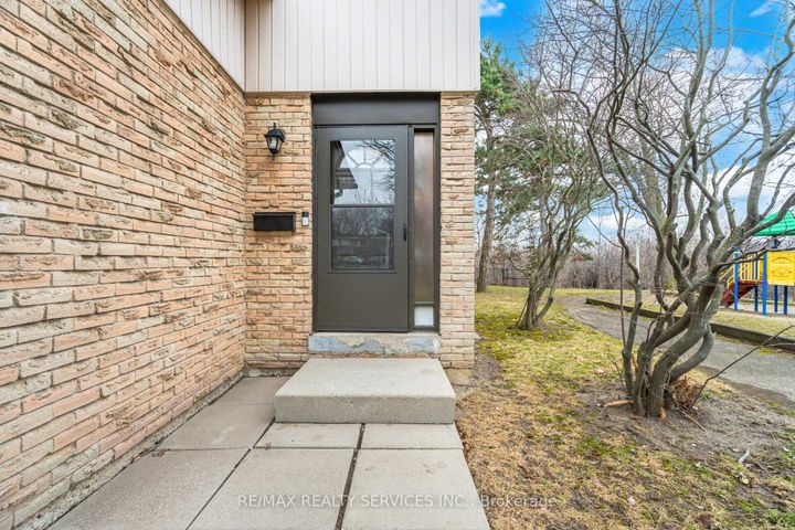 Photo 11 at 27 - 27 Dawson Crescent, Brampton North, Brampton