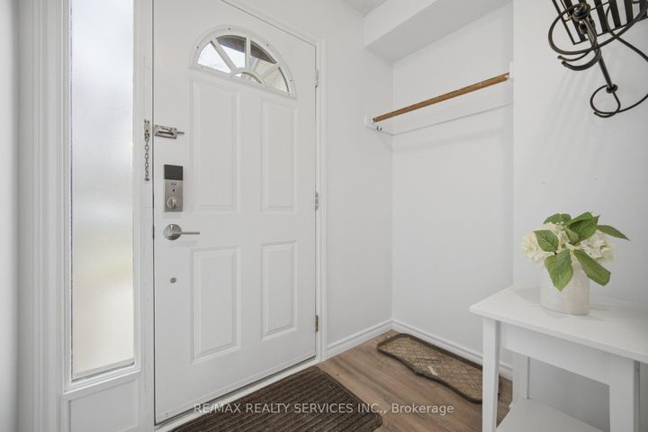 Photo 12 at 27 - 27 Dawson Crescent, Brampton North, Brampton