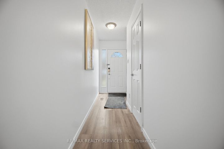 Photo 13 at 27 - 27 Dawson Crescent, Brampton North, Brampton