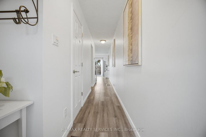 Photo 14 at 27 - 27 Dawson Crescent, Brampton North, Brampton