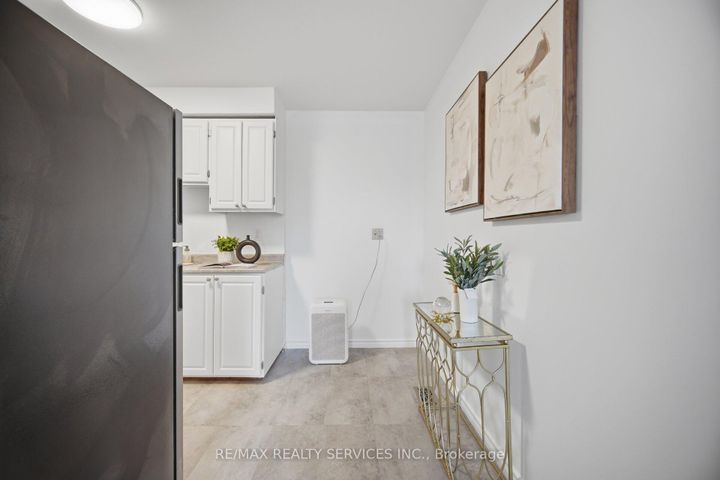 Photo 19 at 27 - 27 Dawson Crescent, Brampton North, Brampton