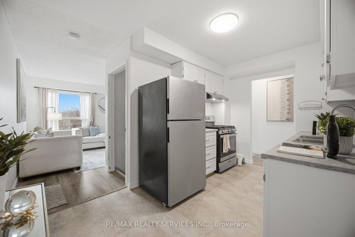 Photo 20 at 27 - 27 Dawson Crescent, Brampton North, Brampton