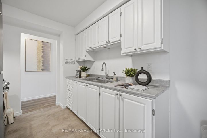 Photo 21 at 27 - 27 Dawson Crescent, Brampton North, Brampton